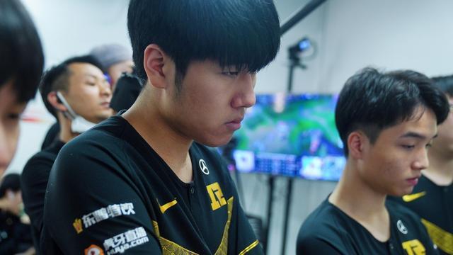 解析“垃圾牌”的诈唬价值：利用牌面上的惊悚张（Scare Cards）接管底池。（垃圾牌也能翻盘：用惊悚张主导底池的诈唬策略）